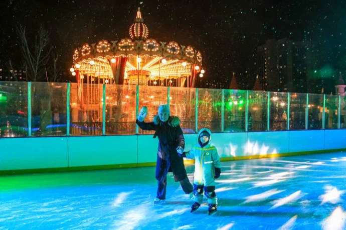 Катки на площадках «Московских сезонов» продолжают работу