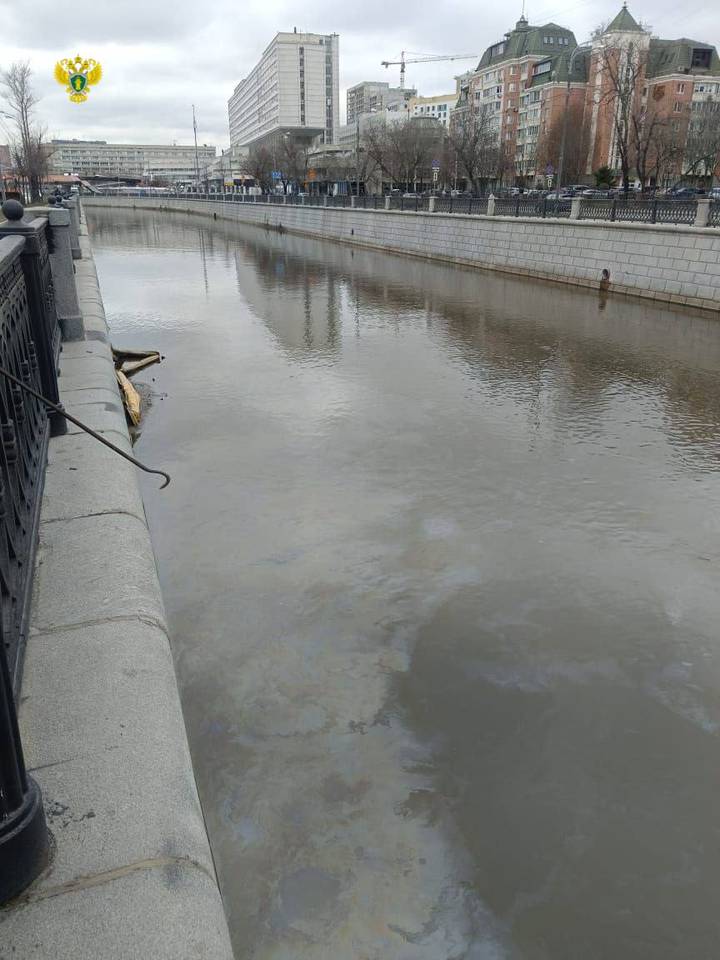 Прокуратура проводит проверку по факту загрязнения реки Яузы
