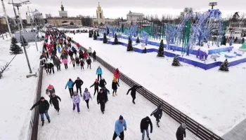 Специалисты-ледовары круглосуточно следят за состоянием катка на ВДНХ