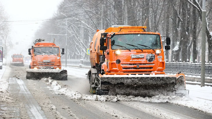 Снег вывозят от рассвета до заката: коммунальщики рассказали, как очищают Москву Снег вывозят от рассвета до заката: коммунальщики рассказали, как очищают Москву