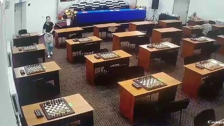 Шахматистка разлила ртуть на доске соперницы на чемпионате Дагестана Шахматистка разлила ртуть на доске соперницы на чемпионате Дагестана