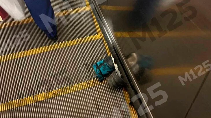 Нога ребенка застряла в эскалаторе на станции "Парк Культуры" Нога ребенка застряла в эскалаторе на станции "Парк Культуры"