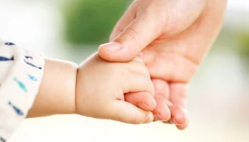 Вице-губернатор Болатаева: власти будут следить за оставленным в Антальи ребенком