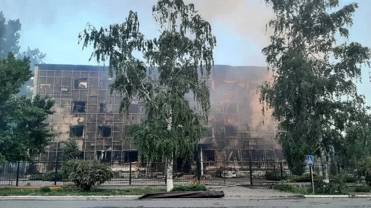 Двоих пострадавших из-за удара ВСУ по общежитию в ЛНР эвакуируют в Москву Двоих пострадавших из-за удара ВСУ по общежитию в ЛНР эвакуируют в Москву