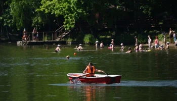 Роспотребнадзор разрешил купаться в четырех зонах отдыха в Москве