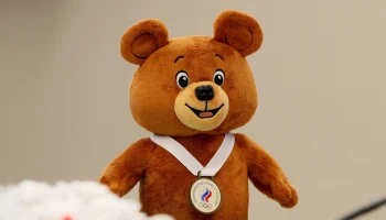 Министр спорта России Дегтярев показал нового олимпийского мишку