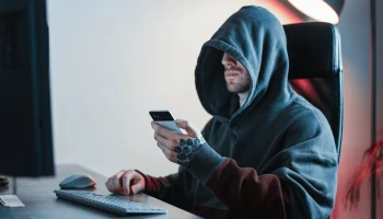 ТАСС: телефонные мошенники похитили более 17 млн рублей у 93-летнего москвича