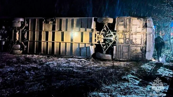 Три человека погибли в аварии с пассажирским автобусом в ДНР Три человека погибли в аварии с пассажирским автобусом в ДНР