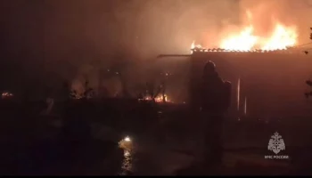 ТАСС: четыре дома загорелись в Пролетарске от сухой растительности