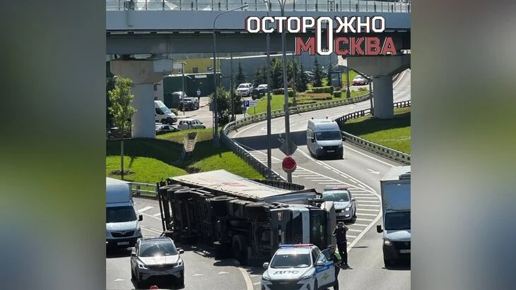 Грузовой автомобиль опрокинулся на 54-м км МКАД Грузовой автомобиль опрокинулся на 54-м км МКАД