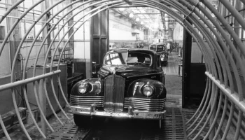 РИА Новости: за карьеру в МО Иванов купил дом в 1 500 "квадратов" и редкий ЗиС