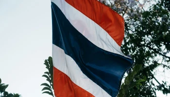 Число жертв крушения пассажирского поезда в Таиланде возросло до 30