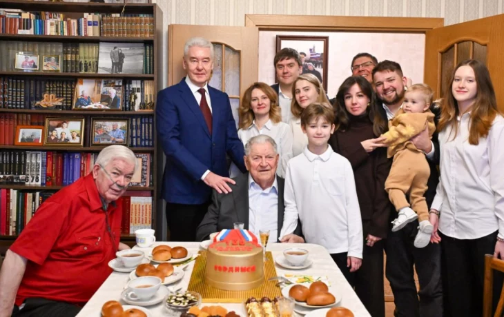 Сергей Собянин поздравил ветерана ВОВ Ивана Слухая с 100-летием Сергей Собянин поздравил ветерана ВОВ Ивана Слухая с 100-летием