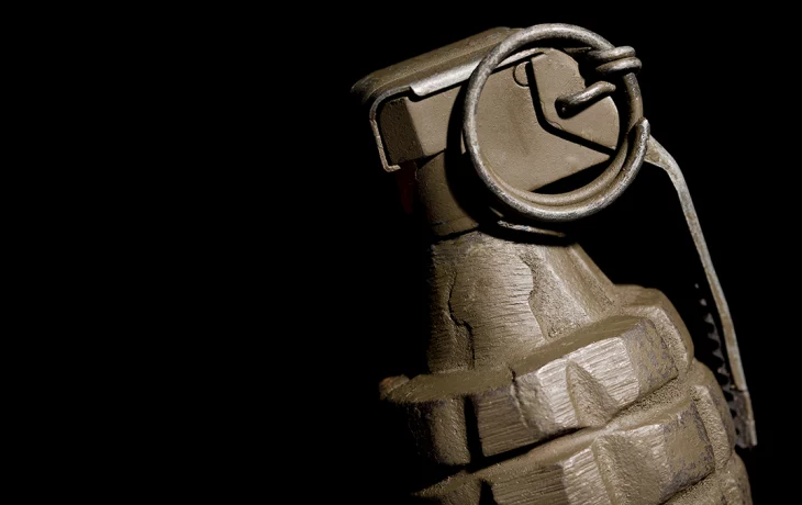 Mash: Взрыв гранаты произошел в многоэтажке на улице Артамонова