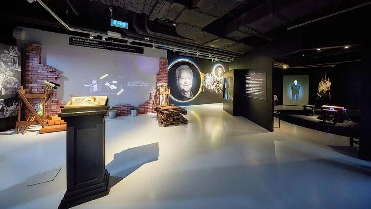 Выставка к 90-летию Олега Табакова открылась в Москве