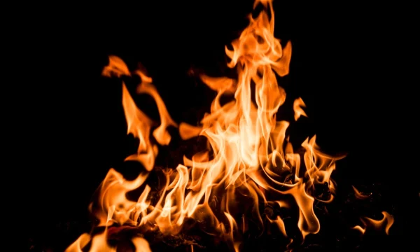 Движение в Южном Бутове частично перекрыли из-за сильного пожара Движение в Южном Бутове частично перекрыли из-за сильного пожара