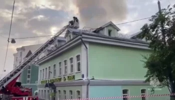 Пожар в центре Москвы локализован на площади 100 "квадратов"
