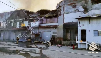 Склад загорелся в Новосибирске на площади 4,5 тыс "квадратов"