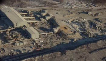 Спасатели планируют бурить скважину на месте завала на руднике "Пионер"