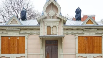 Завершается реставрация фасадов дома с шатром и резными фасадами в Сокольниках