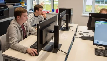 Собянин осмотрел производственную площадку российской системы спутникового интернета