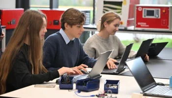 Собянин: около 9,4 тыс старшеклассников обучаются в IT-классах