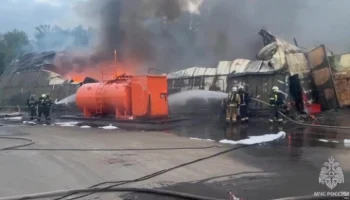 Крупный пожар в ангаре произошел в Санкт-Петербурге