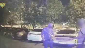 В Москве мужчина угрожал прохожим саблей, желая познакомиться с девушкой