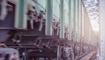 Локомотив и вагоны грузового поезда сошли с рельсов в Белгородской области