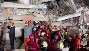 Сотрудники МЧС РФ в Мандалае извлекли из-под завалов женщину