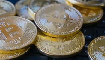 Стоимость биткоина опустилась ниже 75 тыс долларов