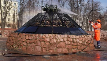 Фонтан в Репинском сквере на Болотной набережной почистили к новому сезону