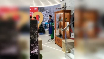 В Сети появилось фото Такера Карлсона в бурятском костюме на ВДНХ