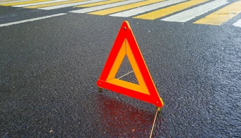 Городские службы устраняют последствия вытекания воды на дорогу в центре Москвы