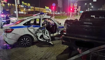 Пикап протаранил автомибиль ДПС в Великом Новгороде