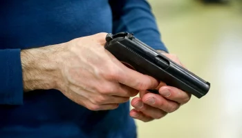 Мужчина открыл стрельбу в торговом центре на Варшавском шоссе