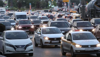Движение автомобилей затруднилось на СВХ из-за скопления воды на проезжей части