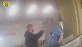 Пьяный мужчина в метро Москвы угрожал охраннику и требовал пропустить его бесплатно