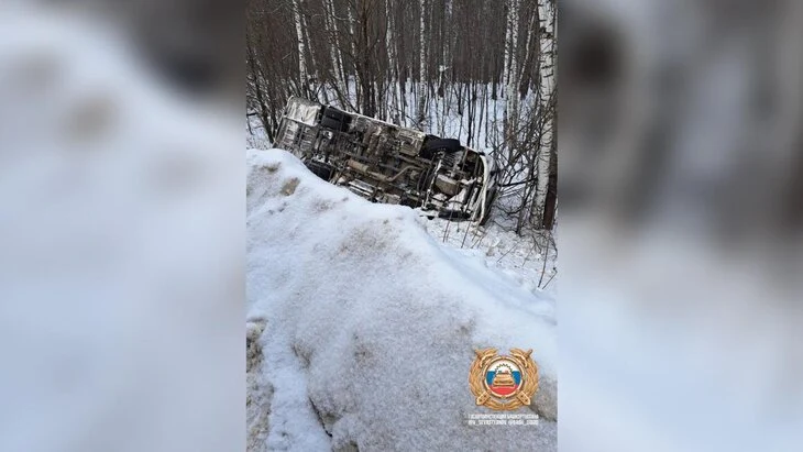 Пассажирский автобус съехал в кювет и опрокинулся в Башкирии Пассажирский автобус съехал в кювет и опрокинулся в Башкирии