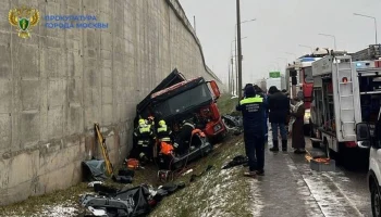 Один человек погиб в ДТП с грузовиком в ТиНАО