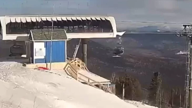 Ребенок выпал из кабины подъемника на горнолыжном курорте Шерегеш в Кузбассе Ребенок выпал из кабины подъемника на горнолыжном курорте Шерегеш в Кузбассе