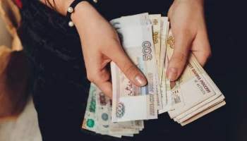 Центробанк объяснил, могут ли магазины выдавать сдачу заклеенными скотчем купюрами