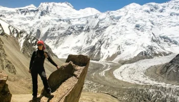 Россиянка Наговицина находится рядом с погибшим 10 лет назад альпинистом