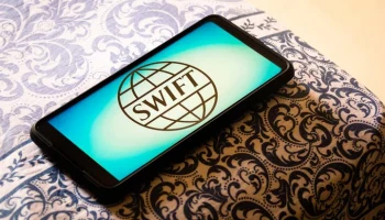 Доля доллара в расчетах через SWIFT опустилась ниже 80% впервые в истории
