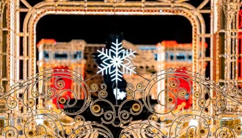 В Москве начали демонтировать праздничные световые конструкции