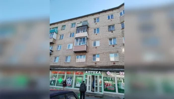 Школьник сбросил с балкона стекло и попал им в девочку в Старой Руссе