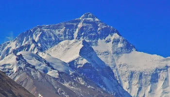 Почти 600 застрявших на Эвересте туристов спустились с горы
