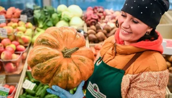 Участница московской ярмарки отправляет бойцам СВО фрукты из собственного сада