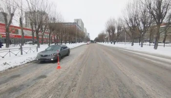 Автомобиль сбил перебегавших дорогу мать с ребенком в Тюмени