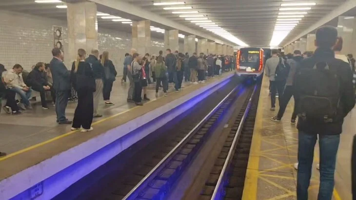 ТАСС: человек погиб, упав под поезд на станции метро "Полежаевская" в Москве ТАСС: человек погиб, упав под поезд на станции метро "Полежаевская" в Москве